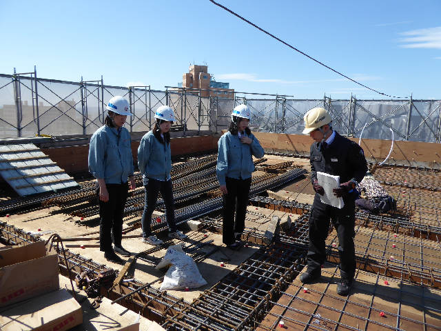 釧路建設会館の工事現場視察風景